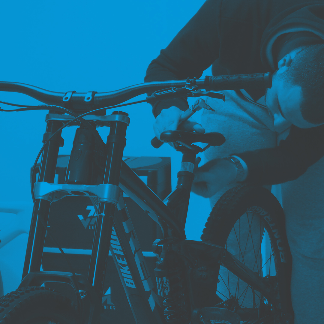 Rui tuning up our sponsored rider João Baptista bike