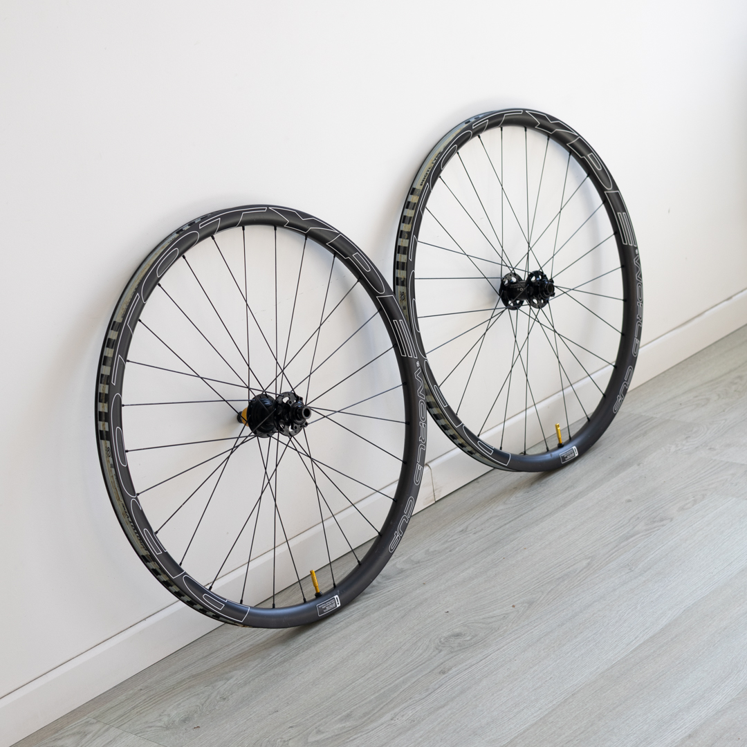 Prototype World Cup 2020 - Gráficos em Preto fosco com contorno branco e fundo Cinza Carbono