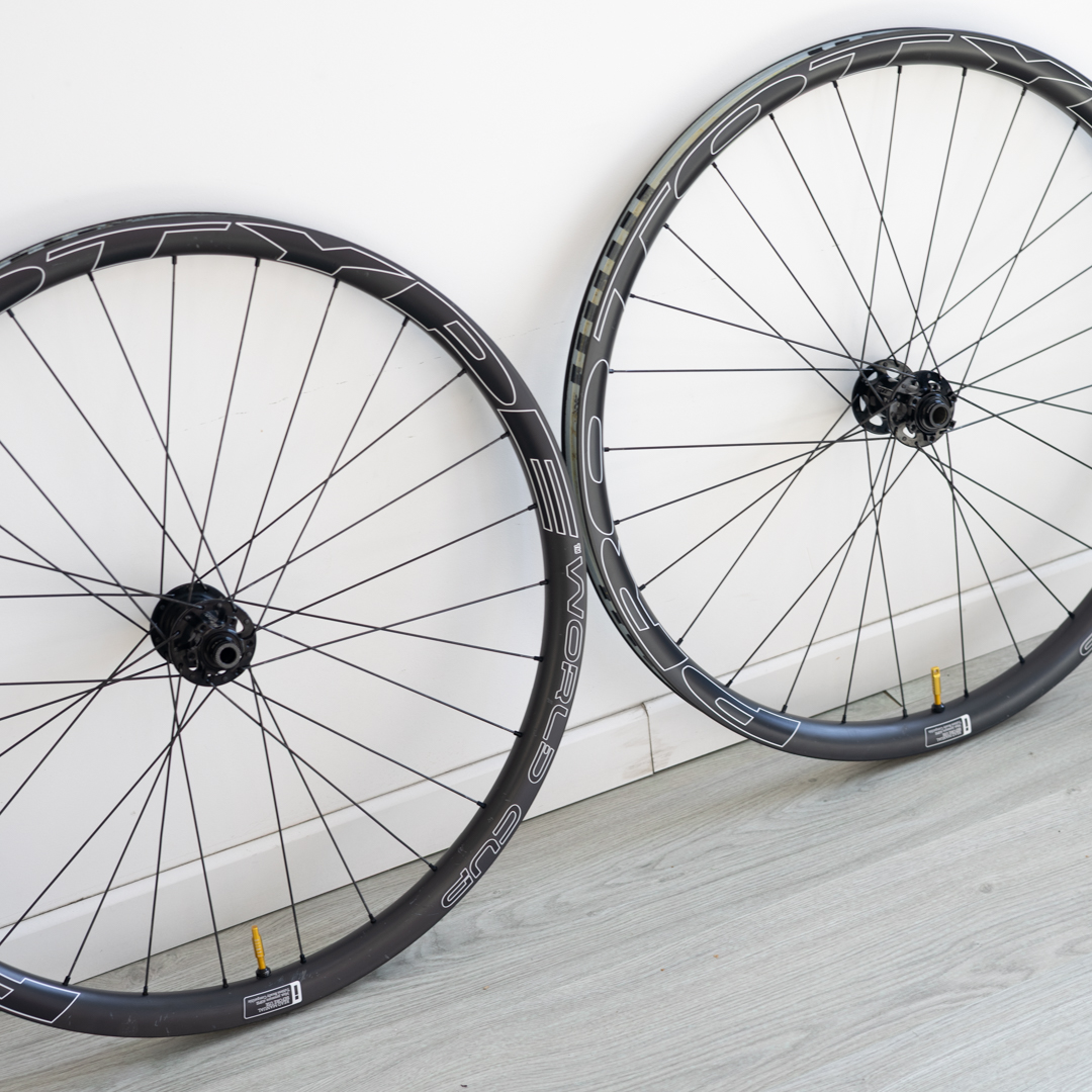 Prototype World Cup 2020 - Gráficos em Preto fosco com contorno branco e fundo Cinza Carbono