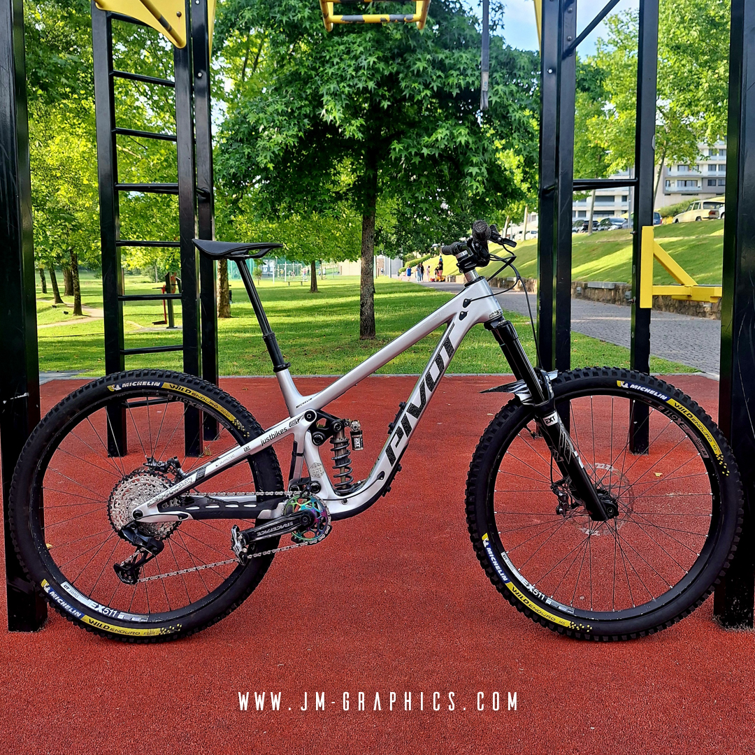 Pivot Firebird 29 2022 - Gráficos em preto metalizado com pintas cinza e fundo cinza