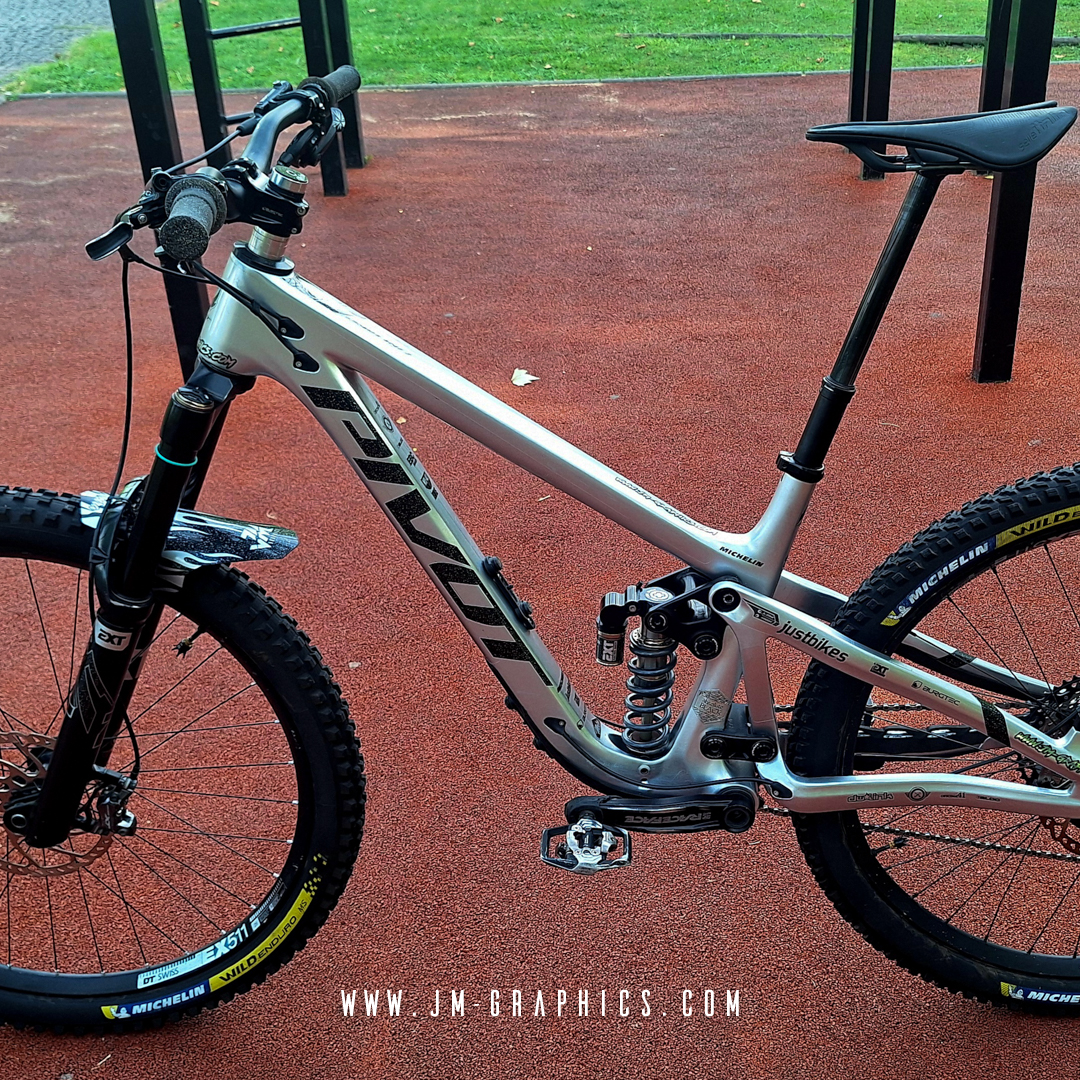 Pivot Firebird 29 2022 - Gráficos em preto metalizado com pintas cinza e fundo cinza