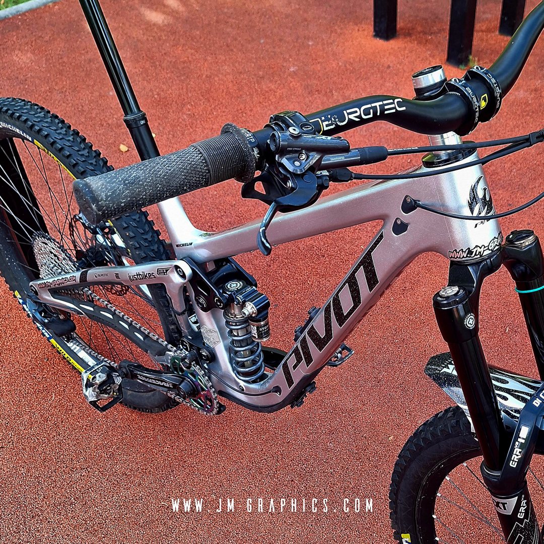 Pivot Firebird 29 2022 - Gráficos em preto metalizado com pintas cinza e fundo cinza