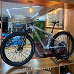 Specialized S-Works Epic World Cup 2023 - Gloss chrome grey graphics with black background + Riskless Adapted on the frame