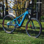 Pivot Shuttle AM 2023 - DT Swiss EB 1935 2020 - Fox 36 Performance 2021 - Fox Float X Performance EVOL 2022 - Gloss Gradient Yellow-Red-Magenta graphics with black background