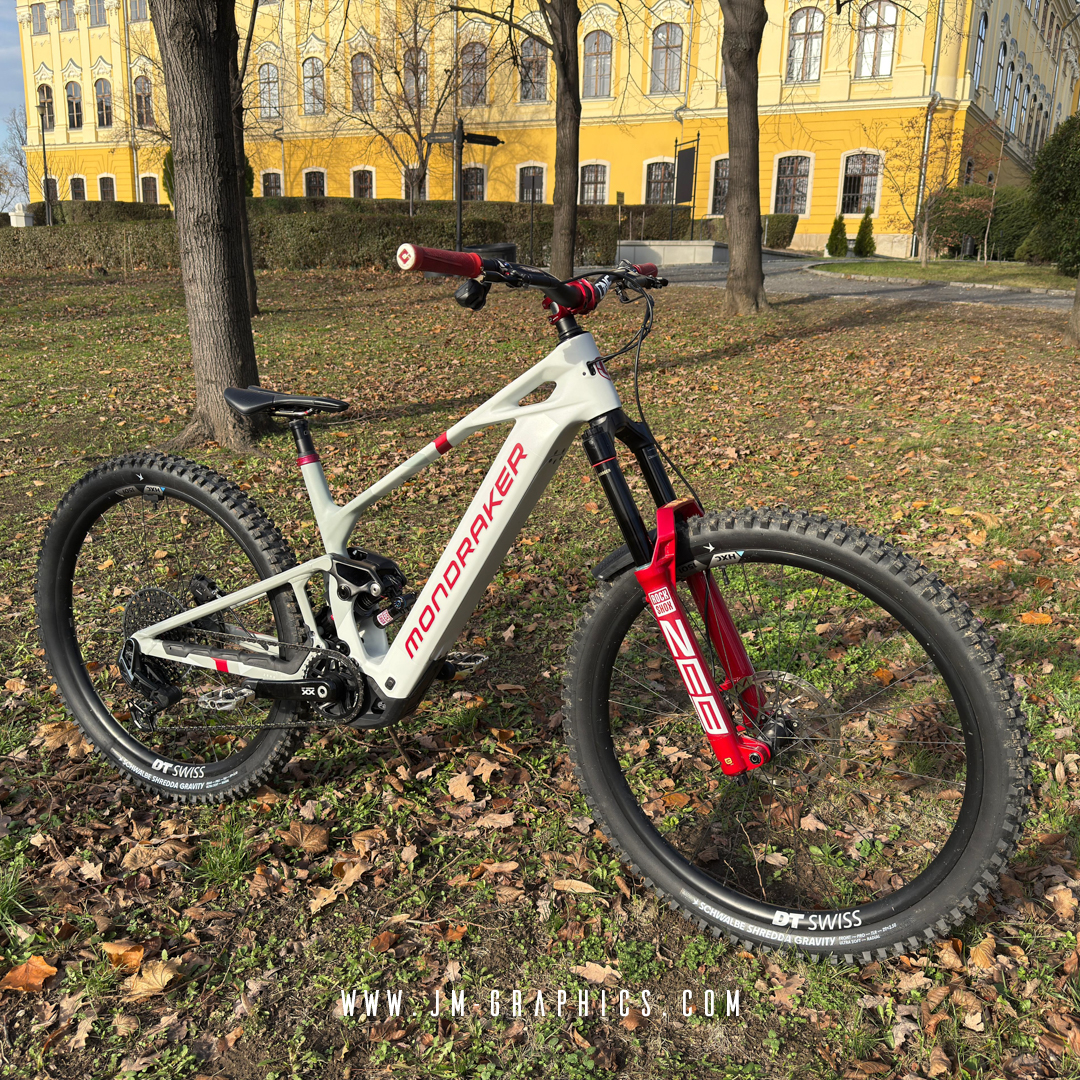 Mondraker Crafty Carbon R, RR 2025 - Matte Rockshox Electric Red Graphics with Mondraker Bunker Grey Background