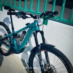 Pivot Shuttle LT 2025 - Gloss chrome grey graphics with black background
