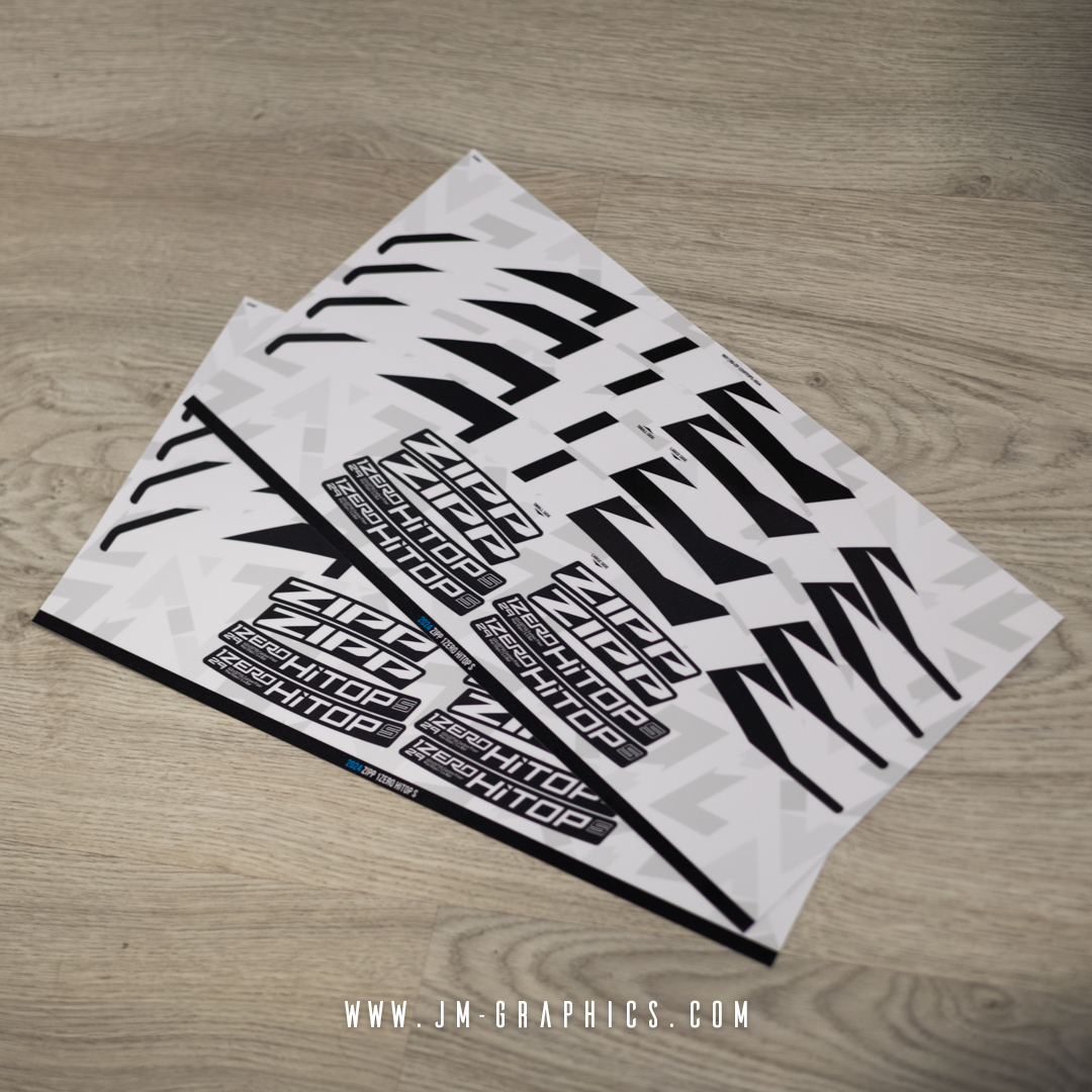 Zipp 1ZERO Hitop S 2024 - Gráficos em Branco Fosco com Fundo Preto