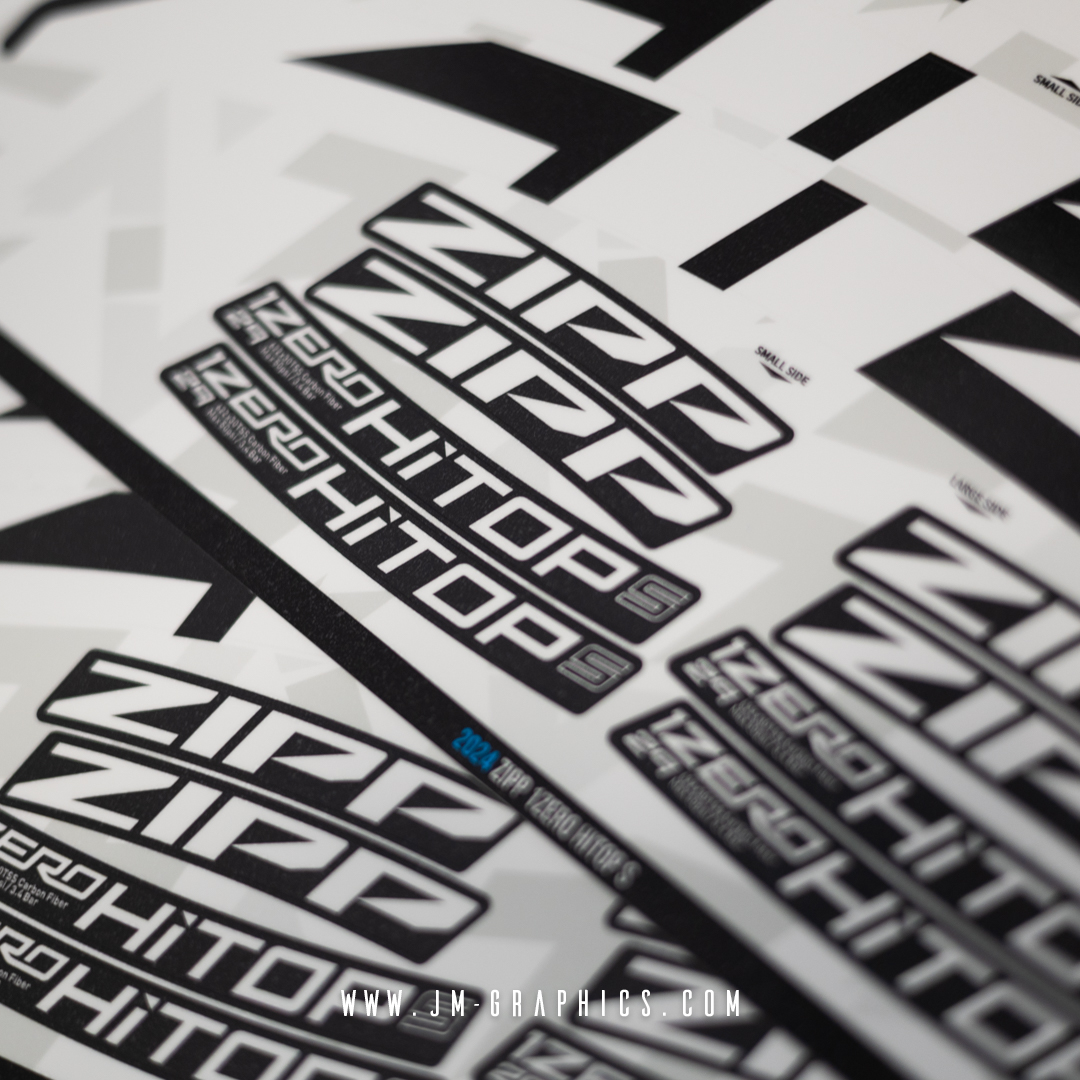 Zipp 1ZERO Hitop S 2024 - Gráficos em Branco Fosco com Fundo Preto